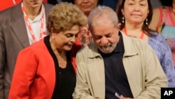 La presidenta de Brasil, Dilma Rousseff es protegida del ex presidente Luiz Inacio Lula da Silva. Lula pidió el jueves a los miembros del Partido de los Trabajadores, al que pertenecen ambos, que apoyen las medidas de austeridad fiscal.