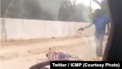 Un policier angolais a été suspendu après la diffusion sur les réseaux sociaux d'une vidéo le montrant en train d'abattre un voleur présumé dans les rues de la capitale Luanda, photo diffusée le 6 mai 2018. (Twitter/ICMP)
