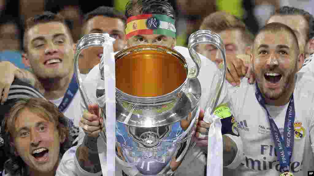 Le Real Madrid célèbre avec leur trophée après la finale de la Ligue des Champions match de football entre le Real Madrid et l'Atletico Madrid, au stade San Siro à Milan, en Italie, le 28 mai 2016.