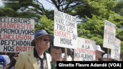 Marche de sensibilisation sur l'albinisme initiée par l'ambassade des États-Unis au Bénin, Worldwide Connexion et valeurs albinos le 13 juin 2018 à Cotonou. (VOA/Ginette Fleure Adandé)