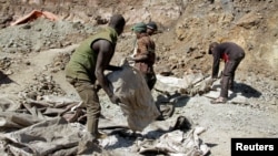 Artisanal miners work at the Tilwizembe, a former industrial copper-cobalt mine, outside of Kolwezi, the capital city of Lualaba Province in the south of the Democratic Republic of the Congo, June 11, 2016.