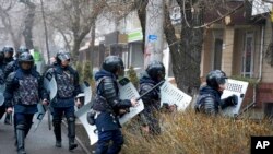 Policija u opremi za razbijanje demonstracija u Almati