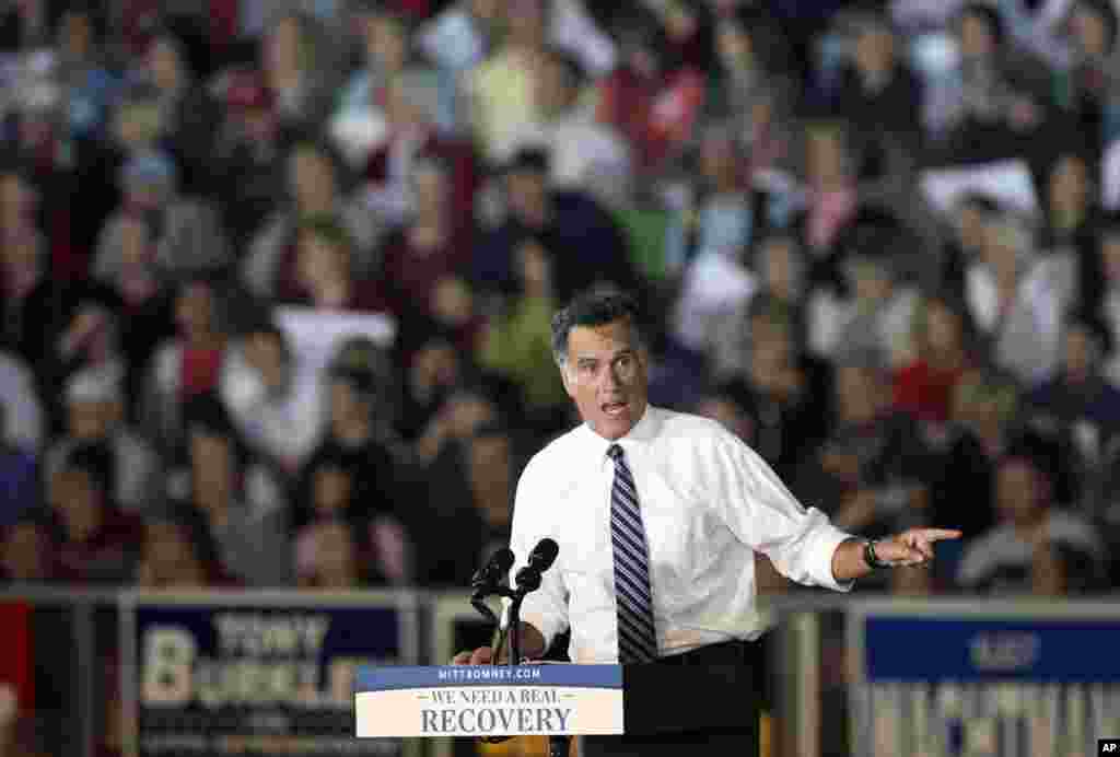 Le candidat r&eacute;publicain Mitt Romney lors d&#39;un meeting &eacute;lectoral au lyc&eacute;e de Defiance, dans l&#39;Etat de l&#39;Ohio 