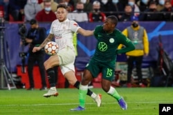 Lucas Ocampos na Sevilla da Jerome Roussillon na Wolfsburg.