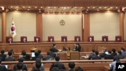 Các vị thẩm phán trong phiên biện hộ cuối cùng về vụ luận tội Tổng thống Park Geun-hye tại Tòa án Hiến pháp ở Seoul, Hàn Quốc, 27/2/2017.