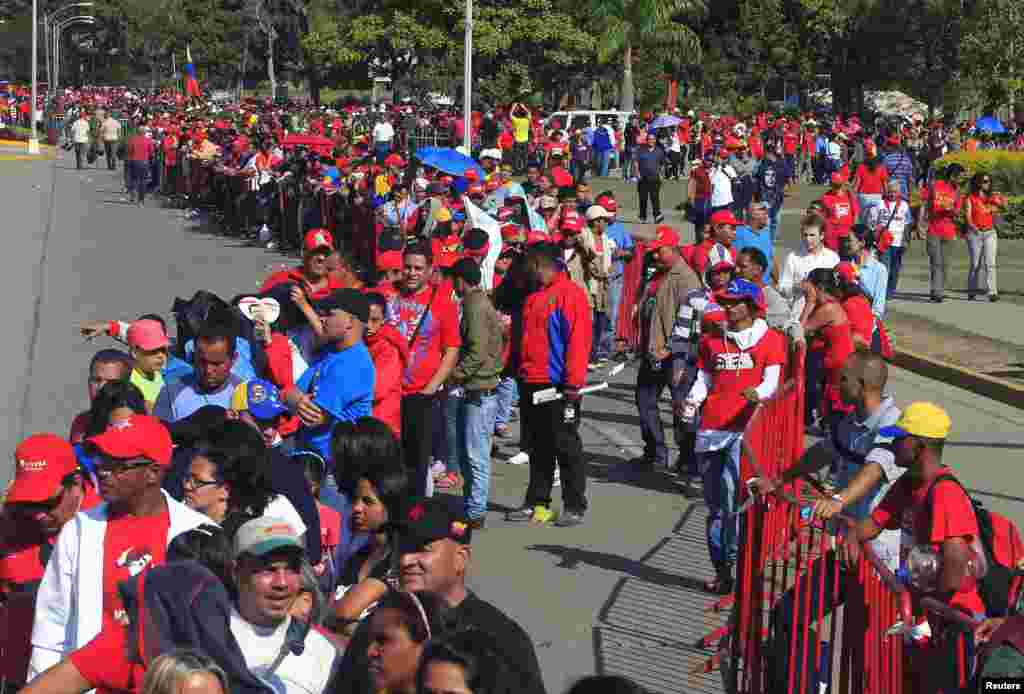 2013年3月7日，支持者在位于委内瑞拉首都加拉加斯的军校排队瞻仰查韦斯遗体。