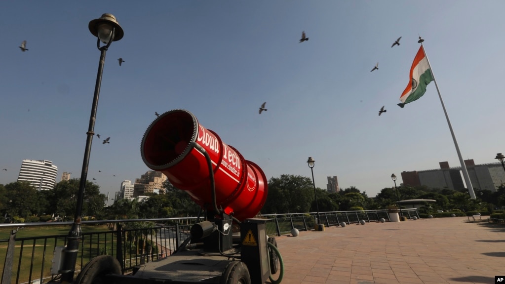 Burung merpati terlihat beterbangan di Central Park di New Delhi, India, di belakang senapan anti-asap, Senin, 5 Oktober 2020.