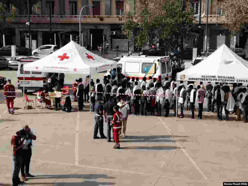 Para migran Eritrea tiba di Messina setelah diselamatkan oleh kapal Norwegia di Laut Mediterania.&nbsp;