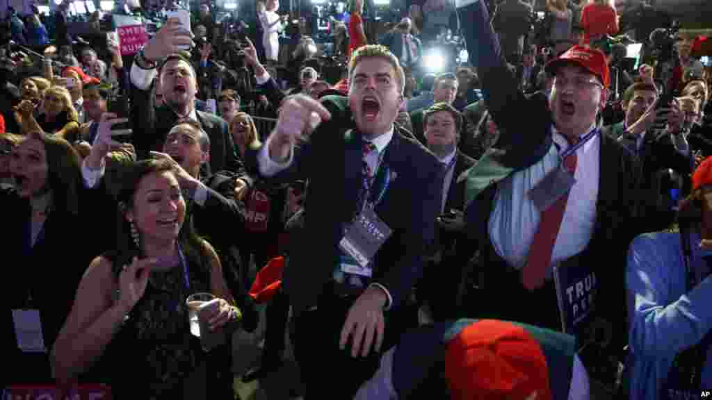 Les partisans du candidat républicain à la présidentielle, Donald Trump, applaudissent lors d&#39;un rallye de la nuit des élections, le 8 novembre 2016.