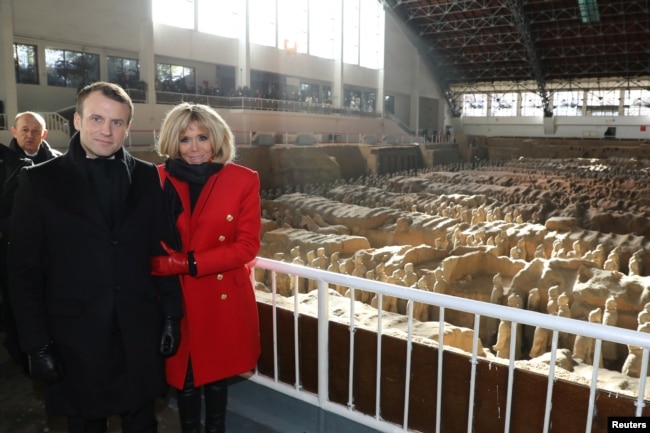 Tổng thống Macron và phu nhân Brigitte Macron đi xem "Đội quân đất nung" của Tần Thủy Hoàng.