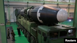 김정은 북한 국무위원장이 신형 '화성-15형' 탄도미사일을 시찰하는 모습을 관영 조선중앙통신이 30일 공개했다.