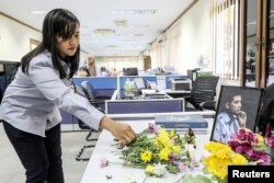 Seorang karyawan PT Timah meletakkan bunga di meja rekannya, salah satu penumpang pesawat Lion Air JT610 yang mengalami kecelakaan, Pangkal Pinang, 31 Oktober 2018. (Foto: Ananta Kala/Antara via Reuters)