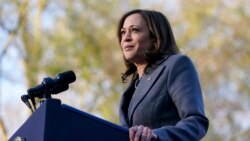 La vicepresidenta Kamala Harris habla ante el presidente Joe Biden en apoyo de cambiar las reglas obstruccionistas del Senado que han estancado la legislación del derecho al voto, en la Universidad de Atlanta, el 11 de enero de 2022.