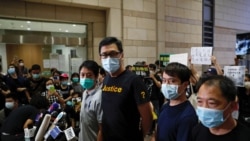 香港亲民主派立法会议员林卓廷（左二）和许智峰（左一）获保释后对媒体讲话（路透社2020年8月27日）