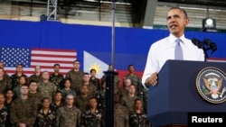 Presiden Barack Obama menyampaikan pidato di hadapan pasukan militer AS dan Filipina di Fort Bonifacio Gymnasium, Manila (29/4).
