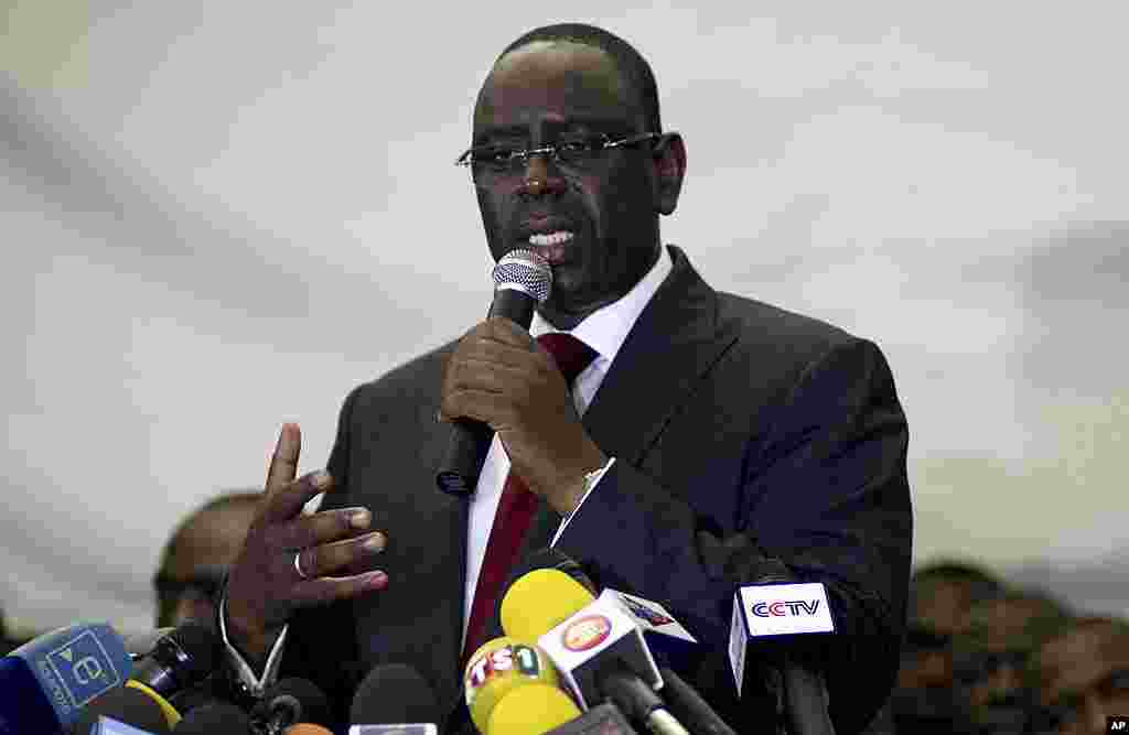 Le président élu sénégalais macky Sall s'adressant à la presse après que le président Wade eut concédé la défaite (AP)