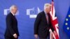 Ketua perunding Inggris David Davis (kiri) dan perunding Uni Eropa Michel Barnier siap memberikan pernyataan kepada media di Brussels, Senin (19/6). 