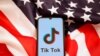 Logo do Tik Tok num telemóvel sobre a bandeira dos EUA