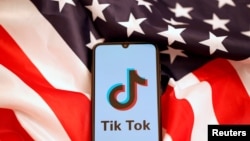 资料照： 美国国旗和手机上显示的Tiktok标识