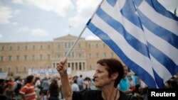 Atina'da hükümetin kemer sıkma önlemlerini protesto eden göstericiler