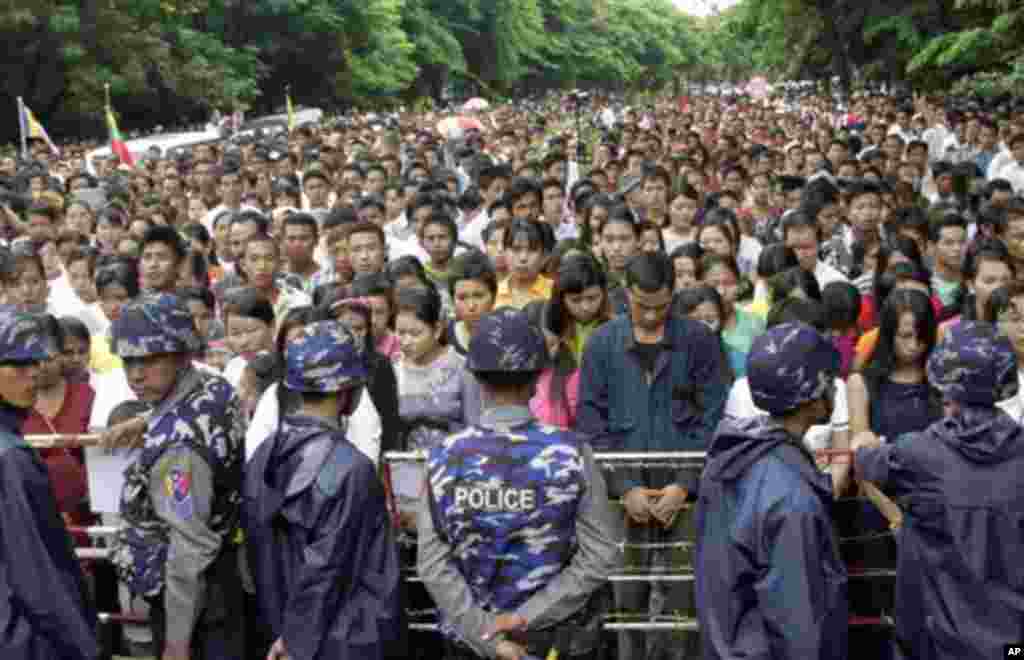 (၆၇) ကြိမ်မြောက် အာဇာနည်နေ့အခမ်းအနားသို့ တက်ရောက်လာကြတဲ့ ပြည်သူပြည်သားများ အာဇာနည်ဗိမာန်သို့ မဝင်ရောက်မီ၊ အစောင့်ရဲတပ်ဖွဲ့ဝင်များက စီစစ်ကြီးကြပ်နေကြစဉ် (ဇူလိုင်လ ၁၉၊ ၂၀၁၄)။ &nbsp;