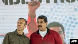  Maduro junto al vicepresidente Tareck El Aissami durante un evento con trabajadores de PDVSA enCaracas, el 31 de enero de 2017. 