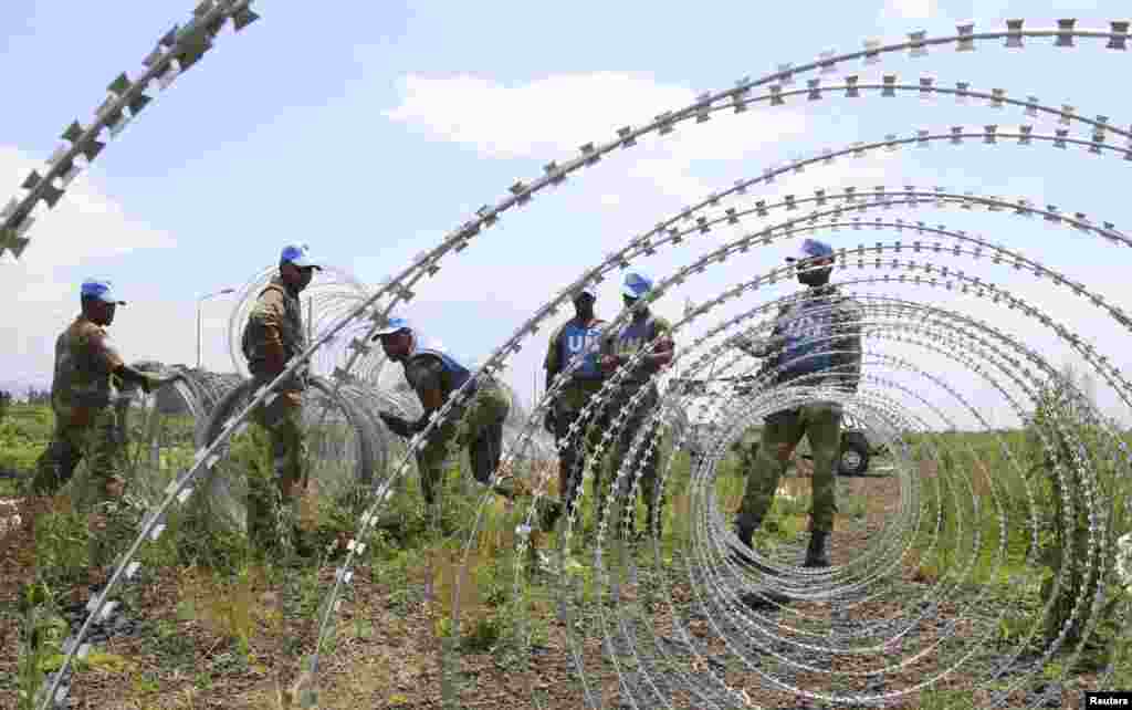 The South Africa contingent of the U.N. peacekeepers in Congo erect a razor wire barrier around Goma airport, DRC, November 26, 2012. 
