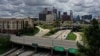 Vista general de la autopista 110 y el centro de Los Ángeles, el día después de que California emitió una orden de quedarse en casa debido a la enfermedad por coronavirus (COVID-19).