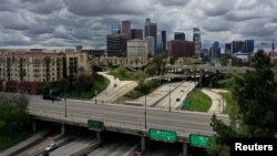 Vista general de la autopista 110 y el centro de Los Ángeles, el día después de que California emitió una orden de quedarse en casa debido a la enfermedad por coronavirus (COVID-19).