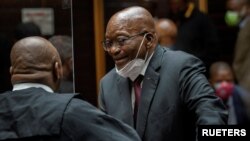 FILE PHOTO: Former South African President Jacob Zuma speaks with his legal counsel in court during his corruption trial in Pietermaritzburg, South Africa, October 26, 2021. Jerome Delay/Pool via REUTERS/File Photo