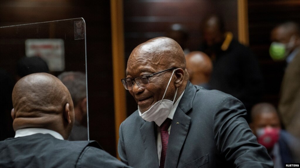 L'ancien président sud-africain Jacob Zuma s'entretient avec son conseiller juridique lors de son procès pour corruption à Pietermaritzburg, Afrique du Sud, le 26 octobre 2021.