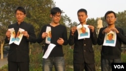 4青年在郑州紫荆山广场毛泽东雕塑背后撕毁毛像(网上照片)