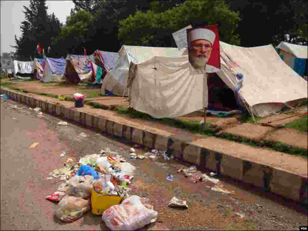 خیموں کے باہر گندگی اور صفائی کا کوئی انتظام نا ہونے سے بیماریاں پھیلنے کا خدشہ ہے