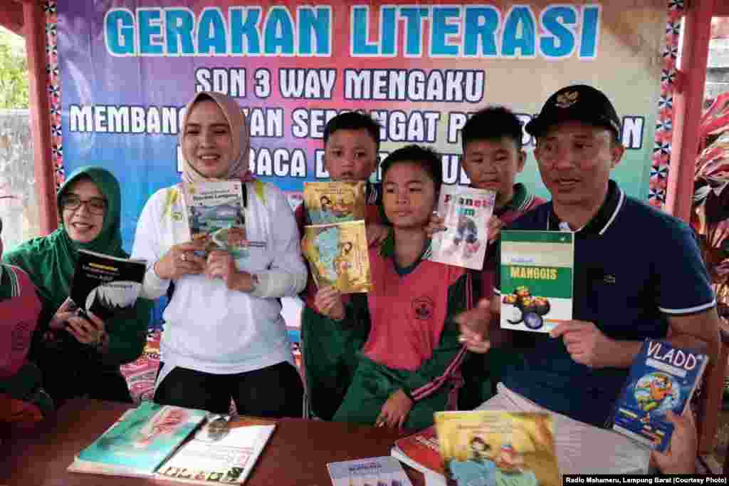 Partinia Parosil Mabsus (berbaju putih) “Bunda Literasi” Lampung Barat yang gigih mengkampanyekan Gerakan Literasi , menghidupkan Pojok Baca , Rumah Baca dan banyak lainnya; untuk kembali mensosialisasikan budaya membaca dan menulis di kalangan masyarakat
