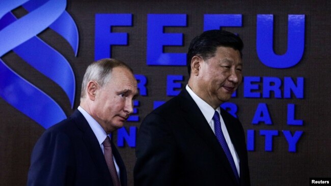 中国国家主席习近平和俄罗斯总统普京在符拉迪沃斯托克（又称海参崴）出席东方经济论坛期间举行圆桌会议商讨两国合作。（2018年9月11日）