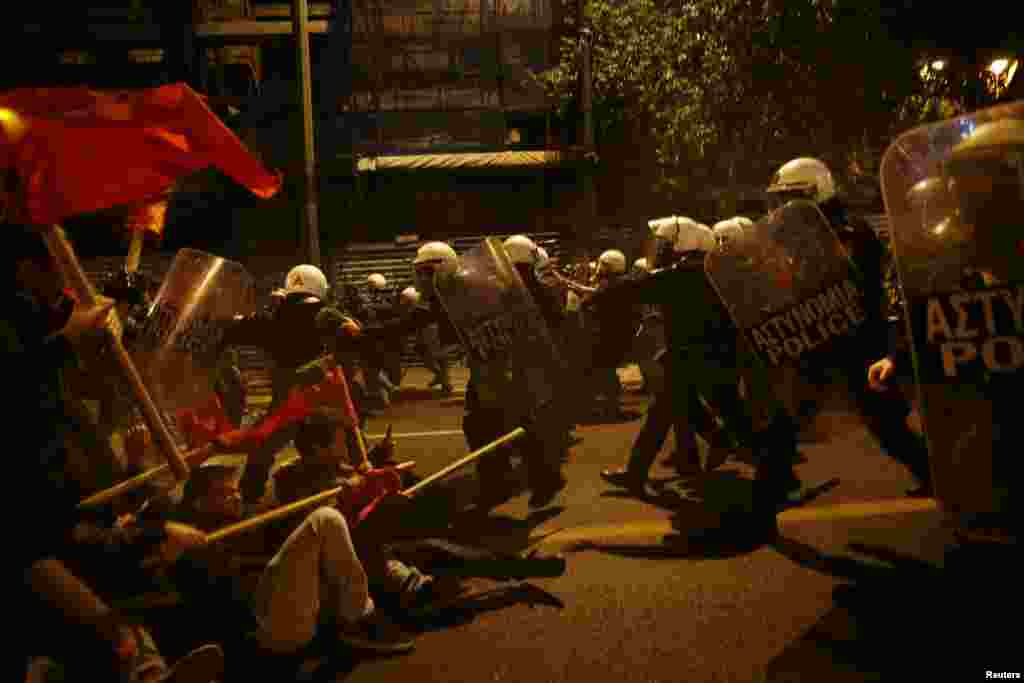 برخورد خشونت آمیز بین تظاهرات کنندگان و پلیس ضد شورش در آتن، یونان. معترضان به دیدار باراک اوباما، رئیس جمهوری آمریکا، به کشورشان اعتراض می&zwnj;&zwnj;کنند.