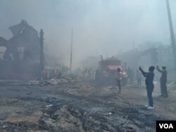 Firemen remained at the Iron Market in Port-au-Prince, Haiti, after responding to an early-morning fire, Feb 13, 2018. (F. Lisené/VOA Creole)