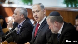Israel's Prime Minister Benjamin Netanyahu (C) attends the weekly cabinet meeting in Jerusalem, Dec. 29, 2013. 