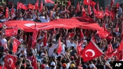 
Manifestação anti golpe, hoje, em Ankara
