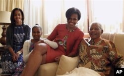 La Première Dame des Etats-Unis et ses filles chez Nelson Mandela