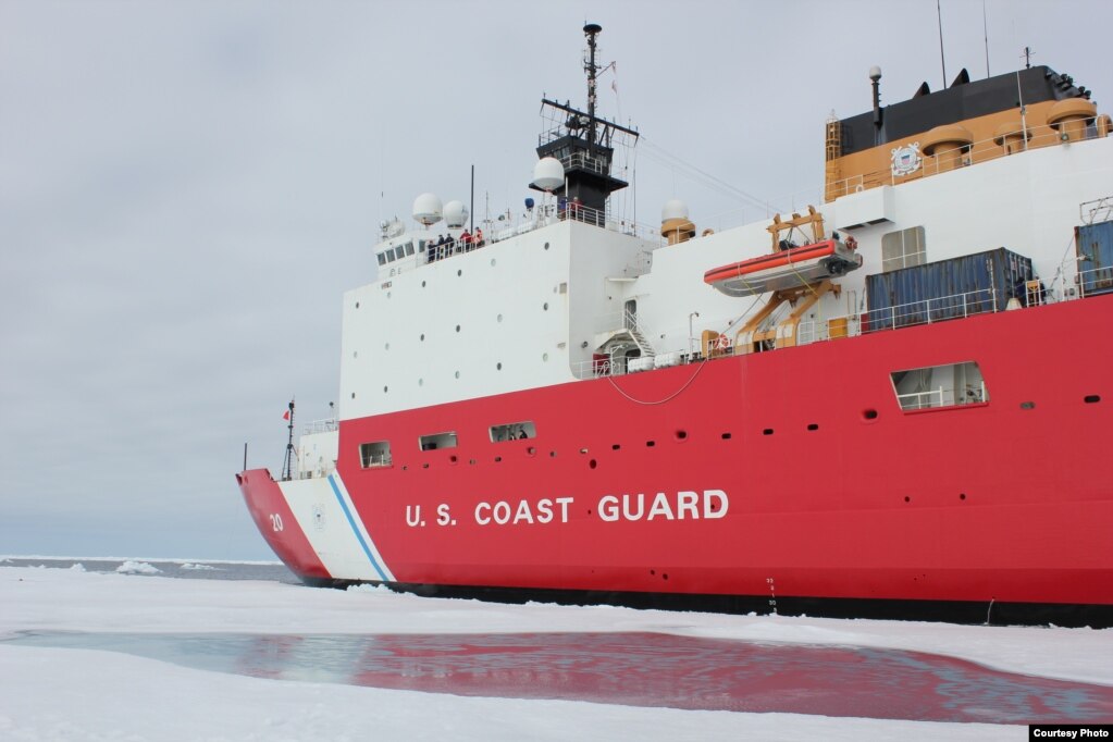 美国海警队希里号破冰船在北冰洋活动(美国海警队照片)(photo:VOA)