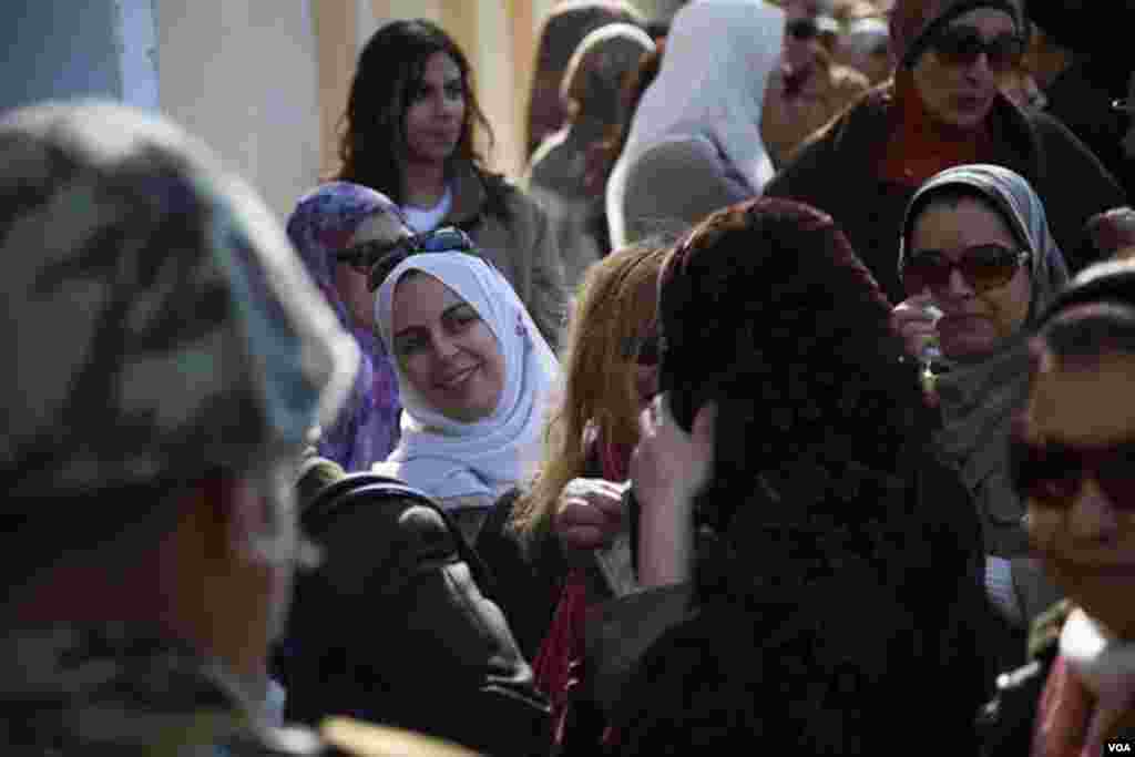 Women wait to vote in Egypt's constitutional referendum outside of a polling station in Giza, Saturday, Dec. 22, 2012. (Yuli Weeks for VOA).