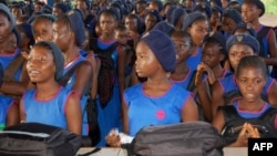 Ecolières lors de la rentrée scolaire 2018 à Freetown, Sierra Leone. (AFP/Saidu Bah)