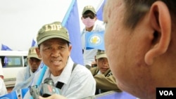 An unnamed LDP supporter gives an interview to VOA Khmer reporter on Techo Hun Sen's Boulevard in Phnom Penh, Cambodia, July 27, 2018. (Ky Mengly/VOA Khmer)