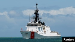 美国海岸警卫队的伯索夫号(Bertholf)巡逻舰驶入珍珠港，参加环太平洋军演。(2012年6月29日)