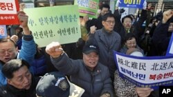 南韓群眾3月12日在中國駐南韓首爾大使館附近舉行示威﹐抗議中國將“脫北者”遣返回北韓