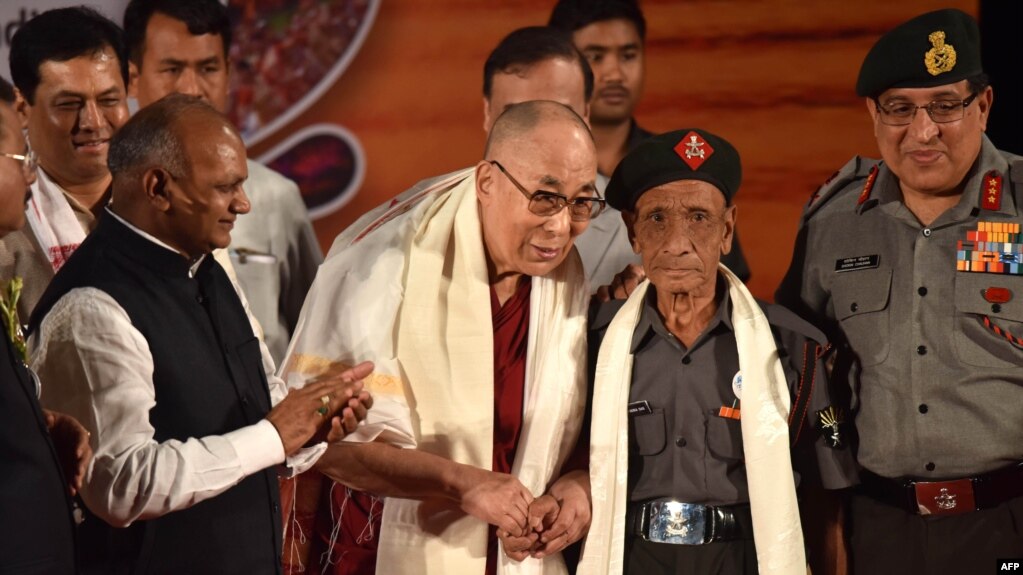 Đức Đạt Lai Lạt Ma bắt tay với cựu lính biên phòng Ấn Naren Chandra Das, được biết là người hộ tống duy nhất còn sống.