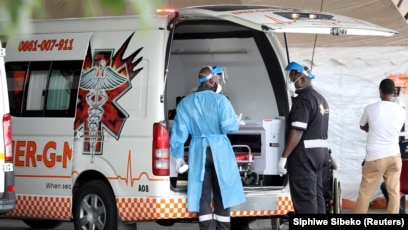 ARCHIVES - Une ambulance à l'hôpital universitaire Steve Biko à Pretoria, en Afrique du Sud, le 11 janvier 2021. 