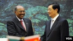 Presiden Sudan Omar al-Bashir (kiri) dan Presiden Tiongkok Hu Jintao dalam penandatanganan kerjasama ekonomi di Beijing (29/6).