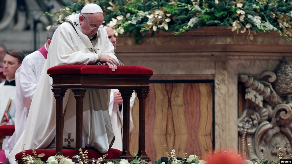 pope francis holds christmas eve mass papal christmas mass